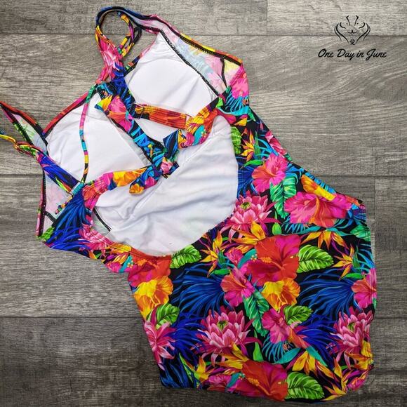 Peddney Tie Back Ruched Front One Piece Swimsuit Size S - Picture 3 of 3